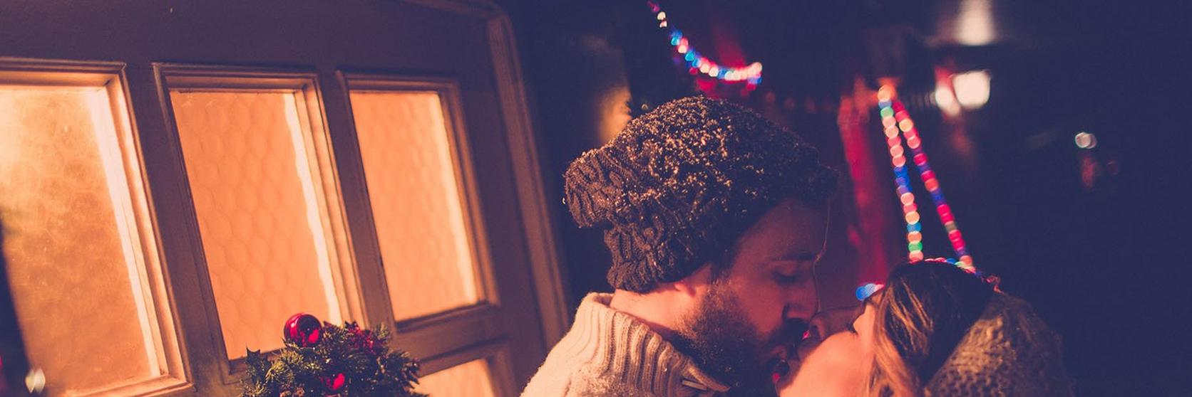 201910_mistletoe_kiss