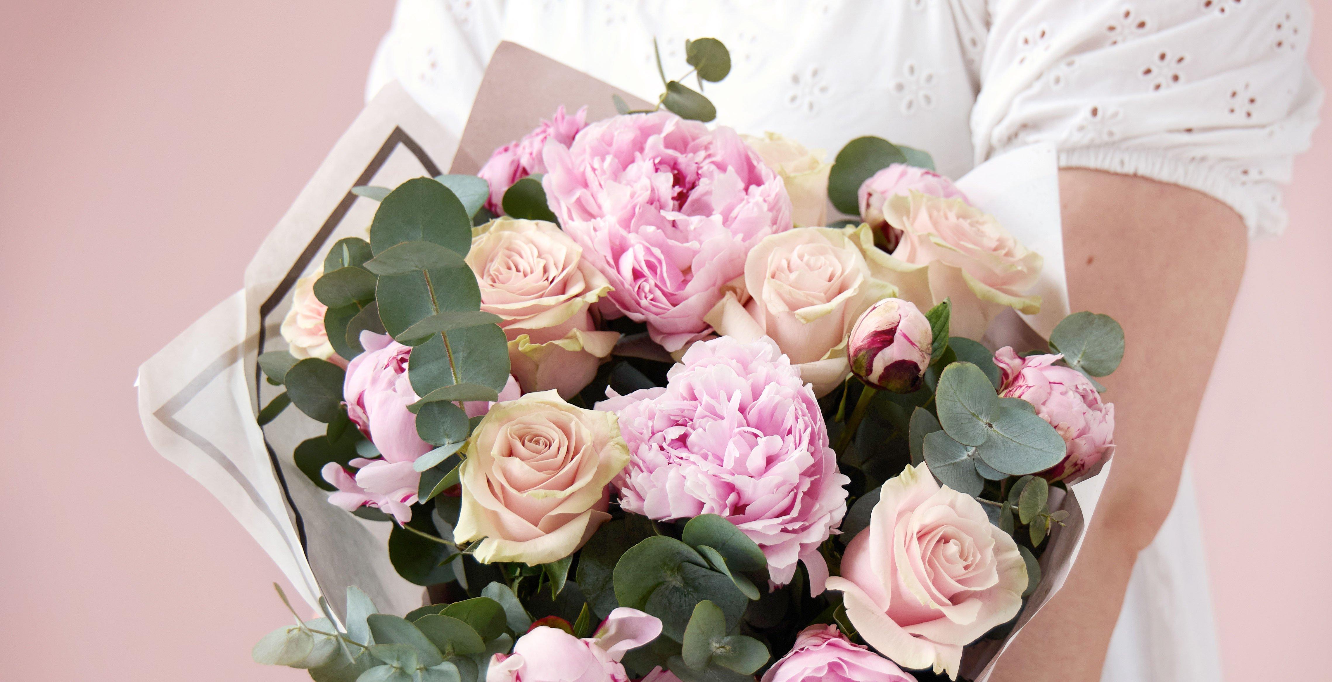 Beautifully-Simple-Bouquet---Peony-HandheldCROP
