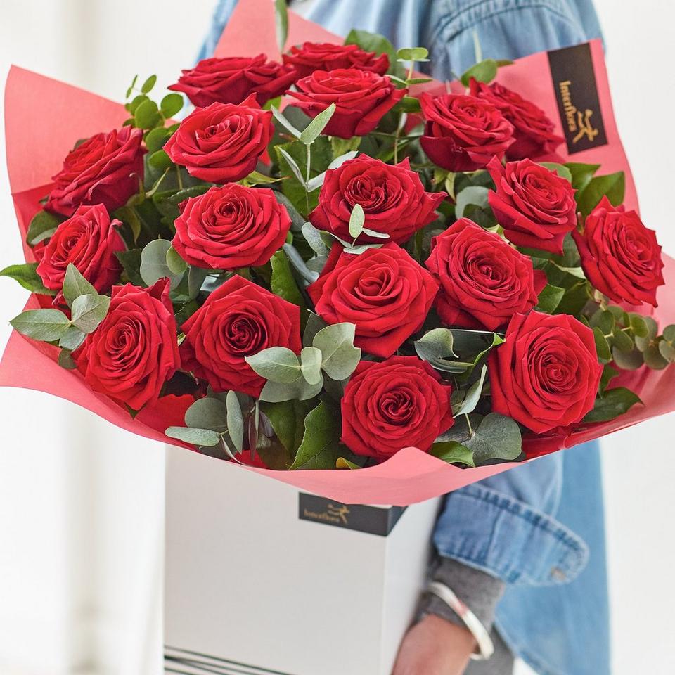 18 Sumptuous Anniversary Red Roses