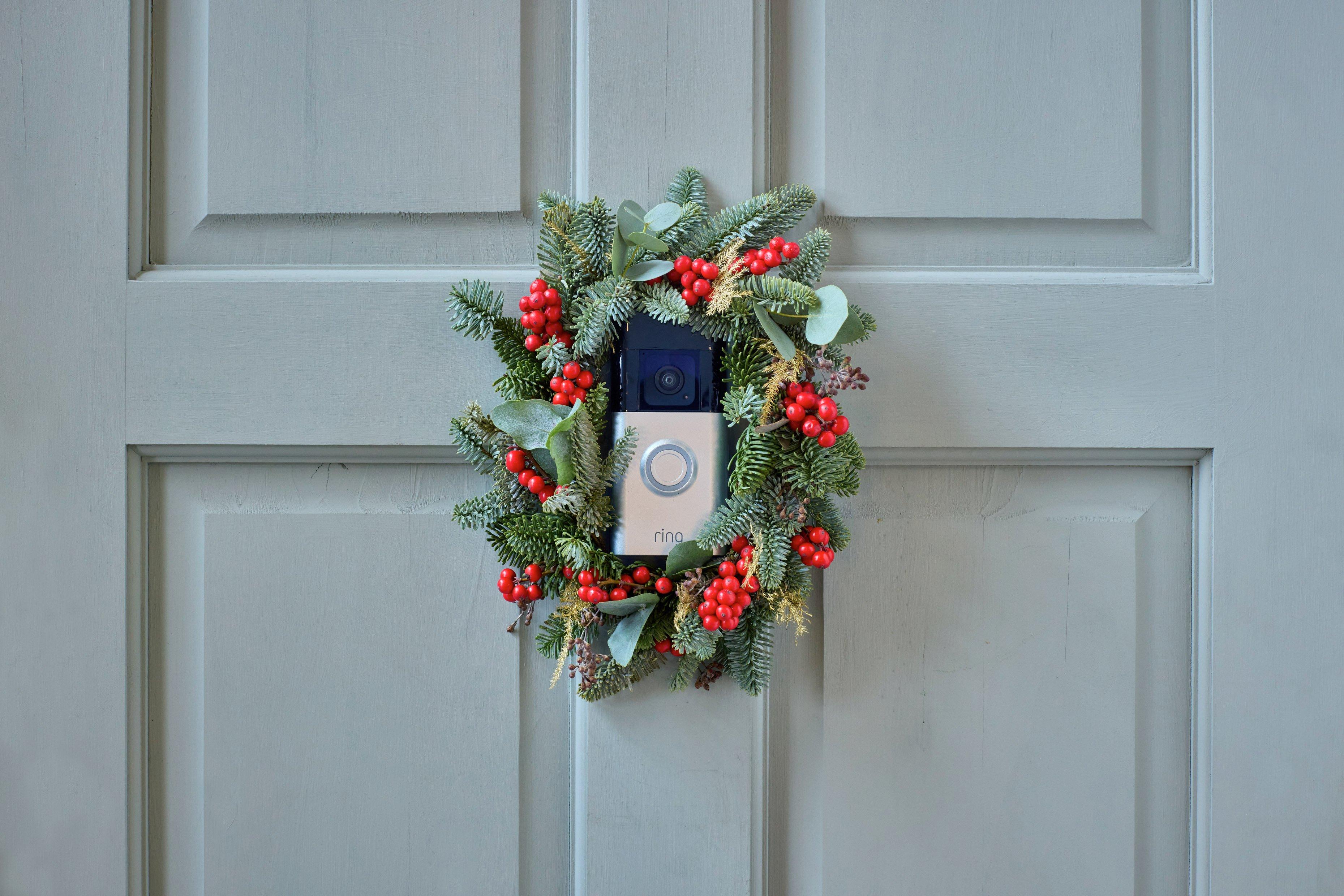 Christmas Doorbell Flower Wreath-Interflora250226-XCRDWR0100(MAIN)