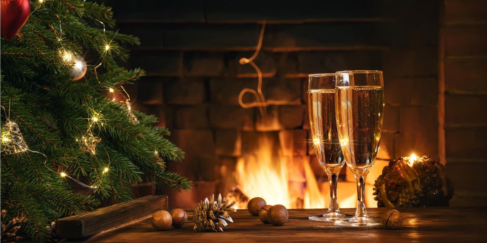 Christmas_ tree_and_champagne_flutes