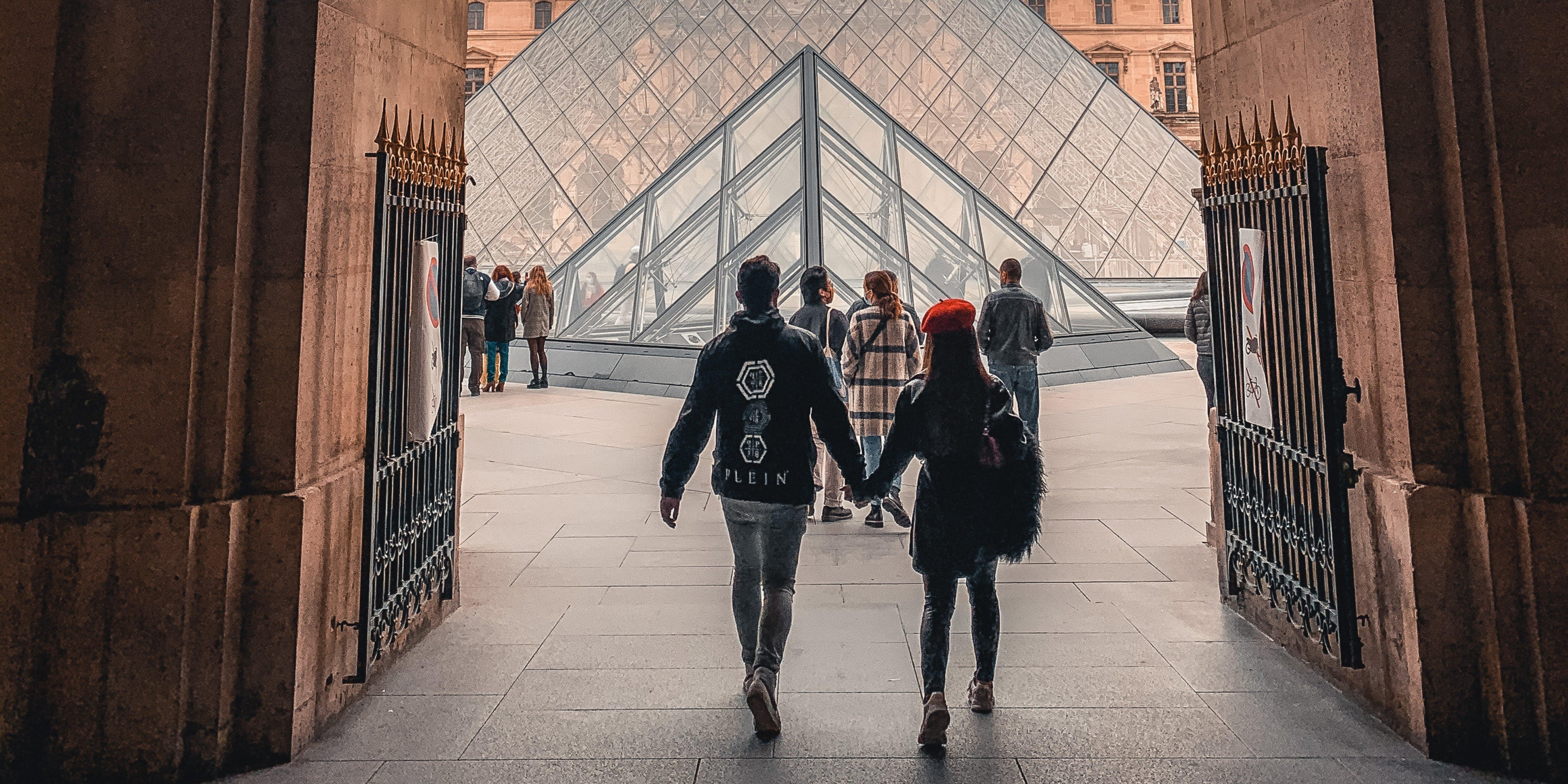 Couple_on_a_date_in_museum