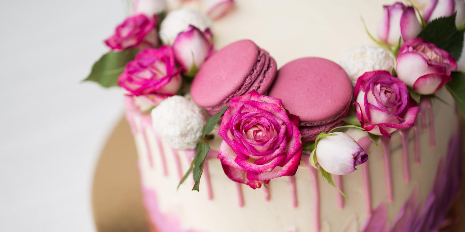 Flowers-and-macroons-cake