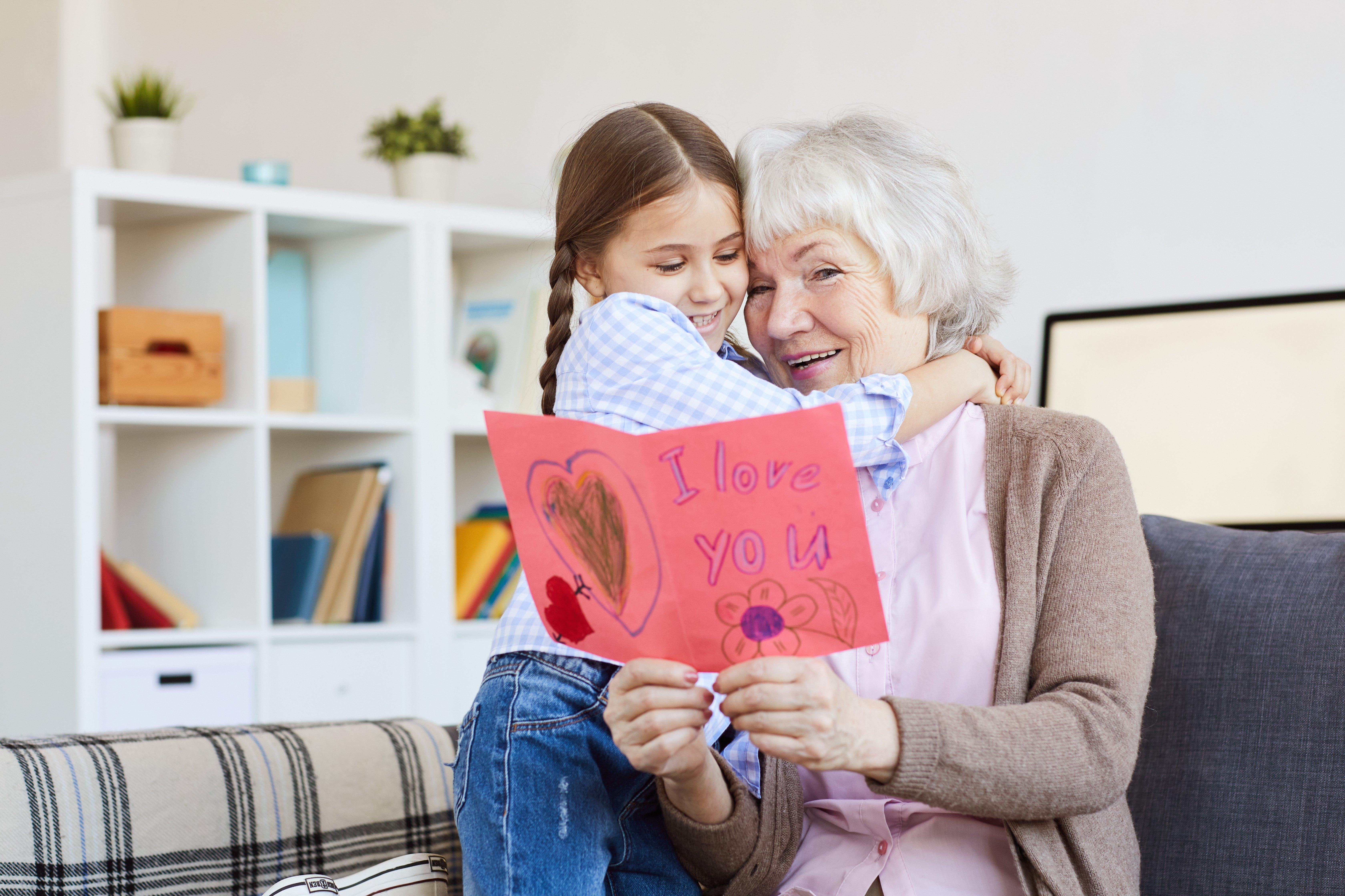 Grandma_and_granddaughter_with_card