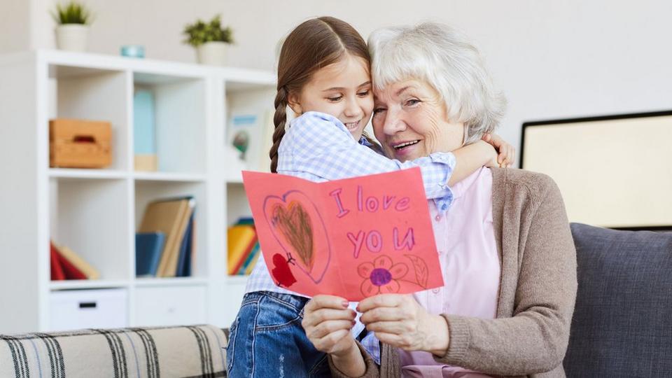 Grandma_and_granddaughter_with_card