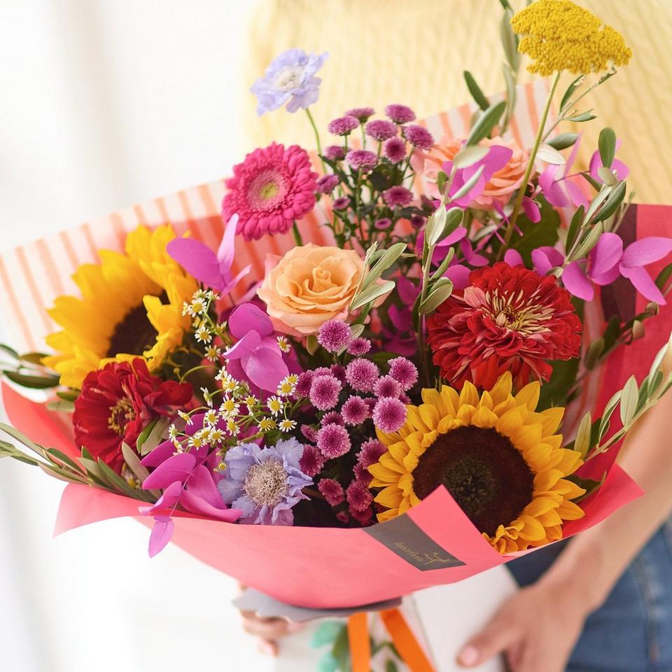 Vibrant Sunset Trending Bouquet Without Lilies