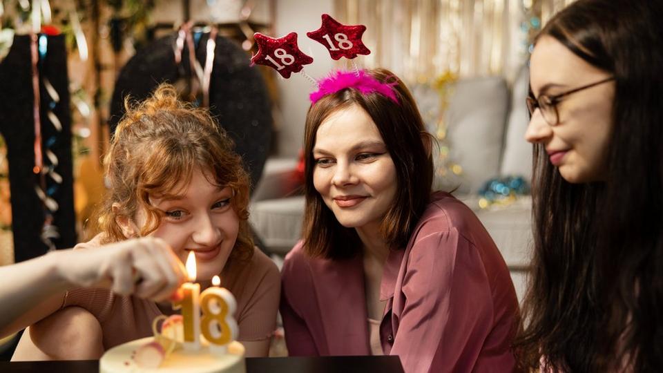 Happy-18th-birthday-with-friends