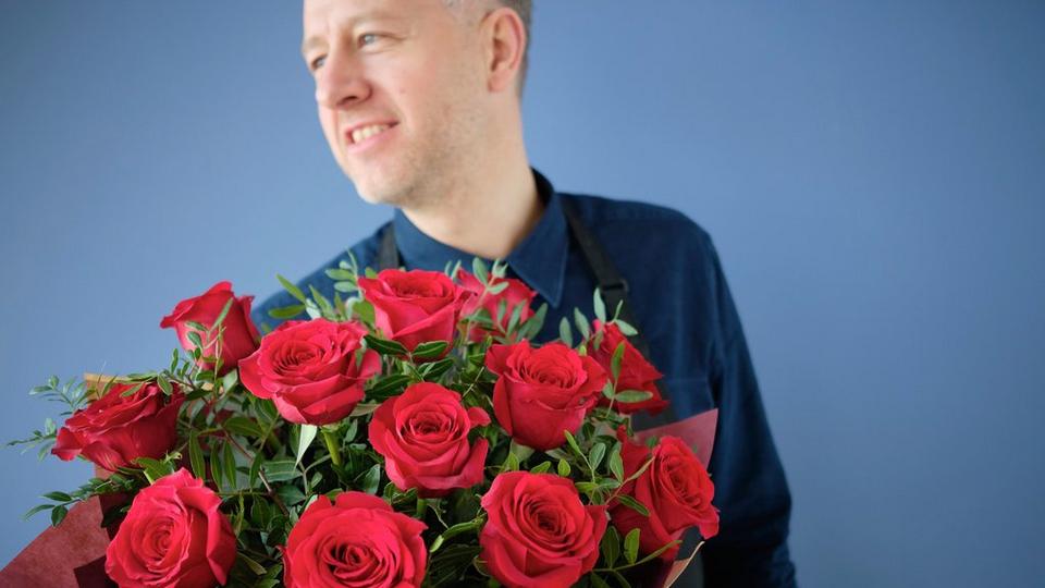 Interflora-florist-red-rose-bouquet-dozen
