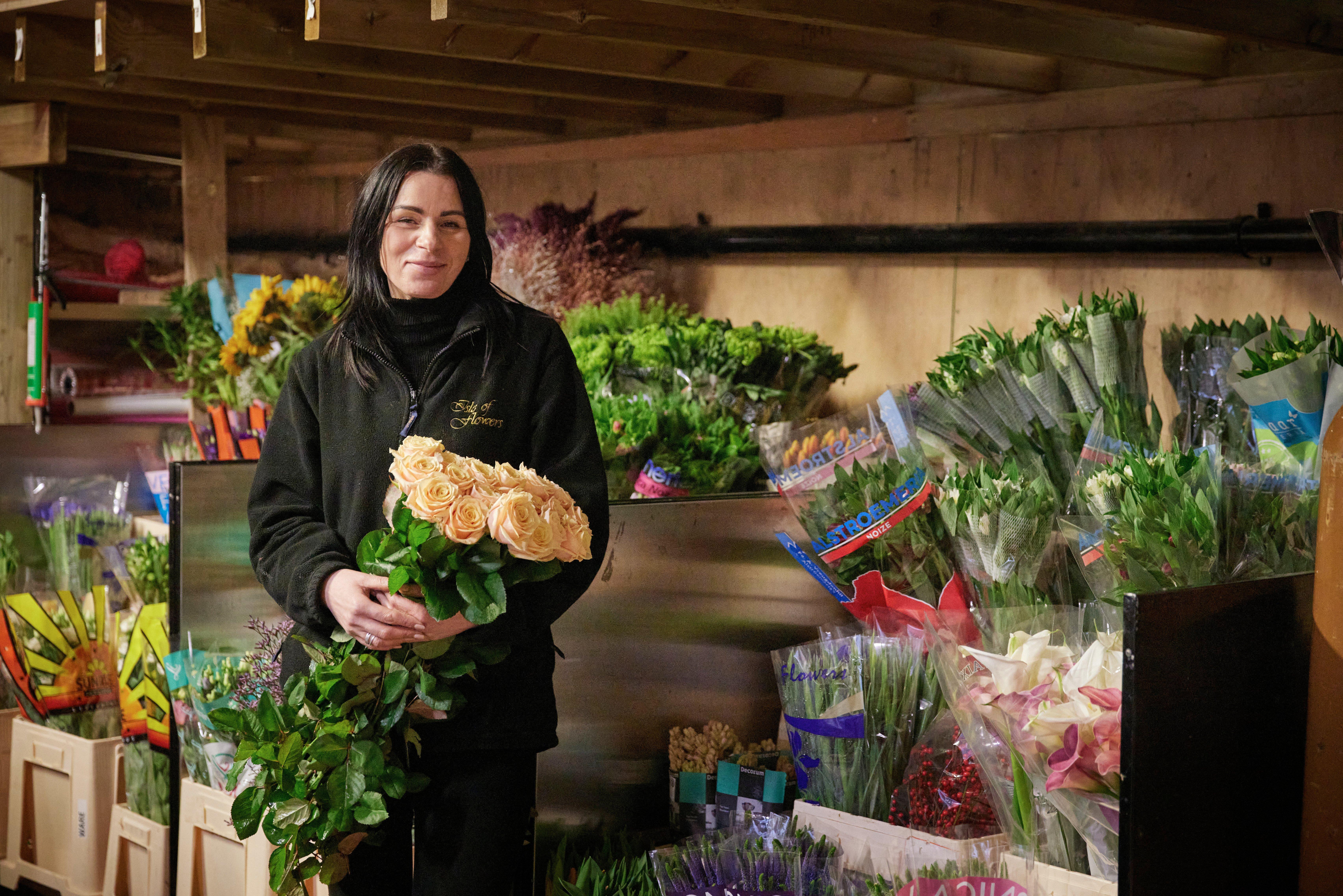 Interflora-florist-with-yellow-rose-bouquet