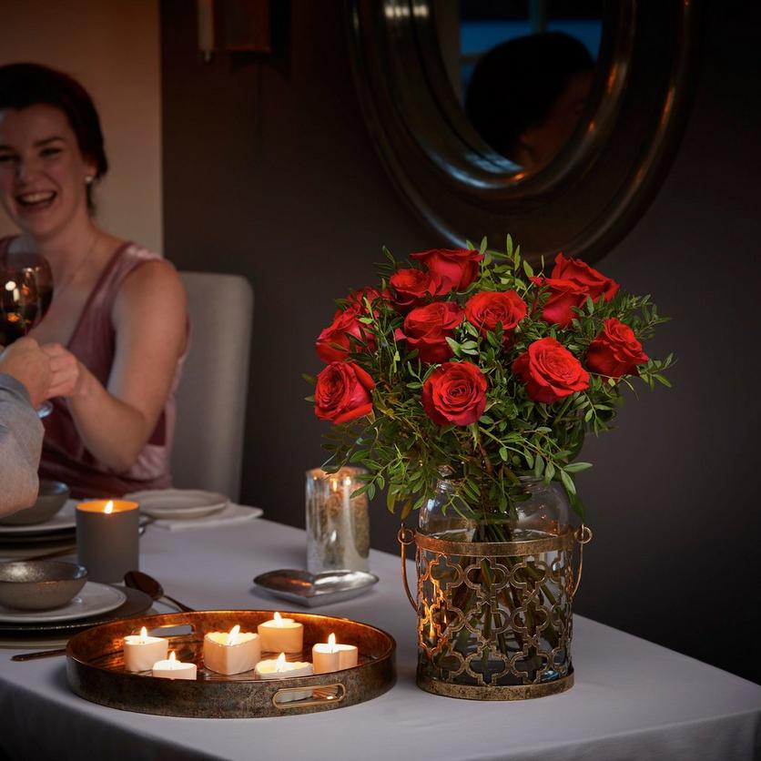 Interflora-red-rose-vase-romantic-meal