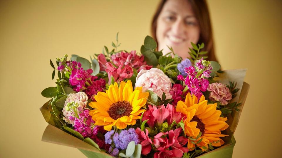 Interflora-sunflower-bright-bouquet