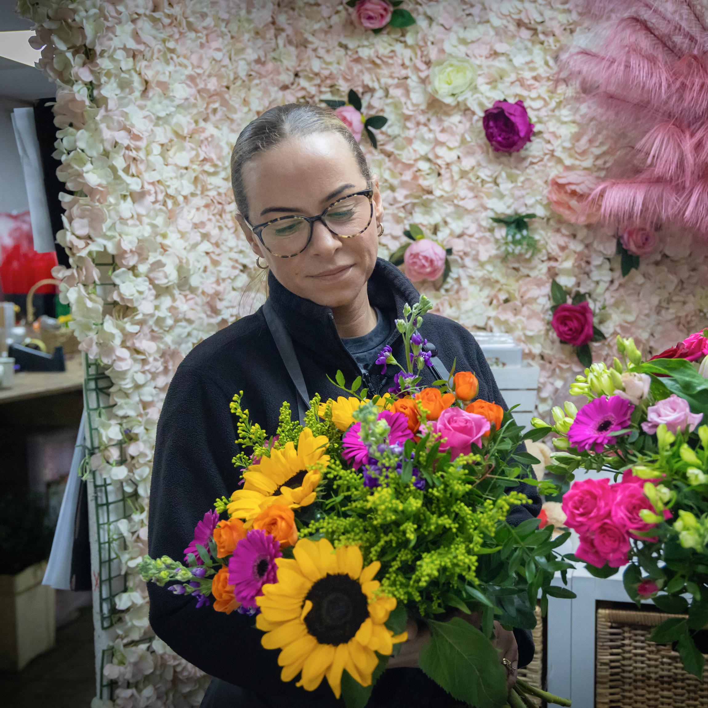 Interflora_florist_crafting_sunflower_bouquet