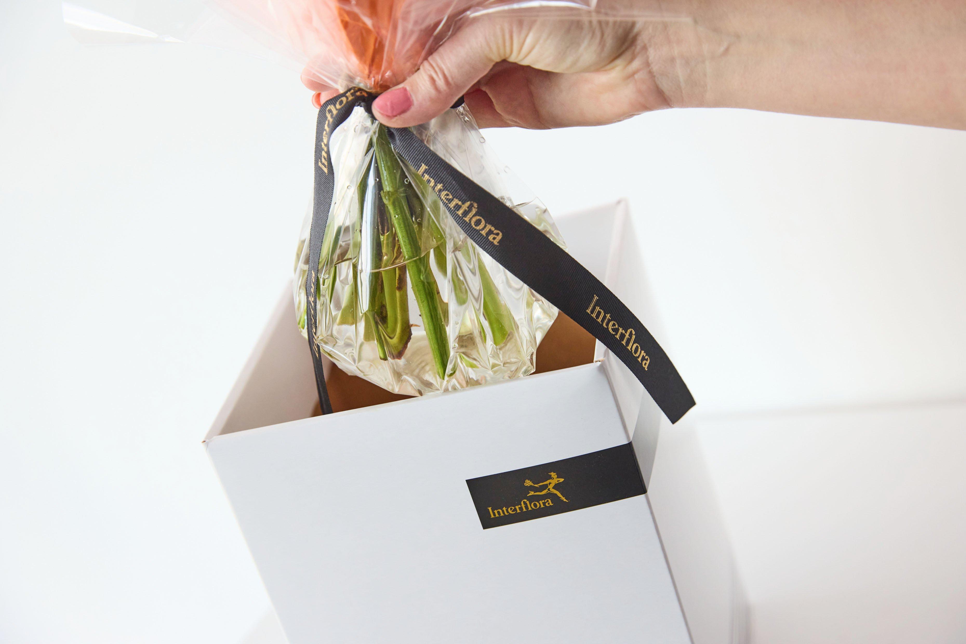 Interflora_remove_bouquet_from_packaging