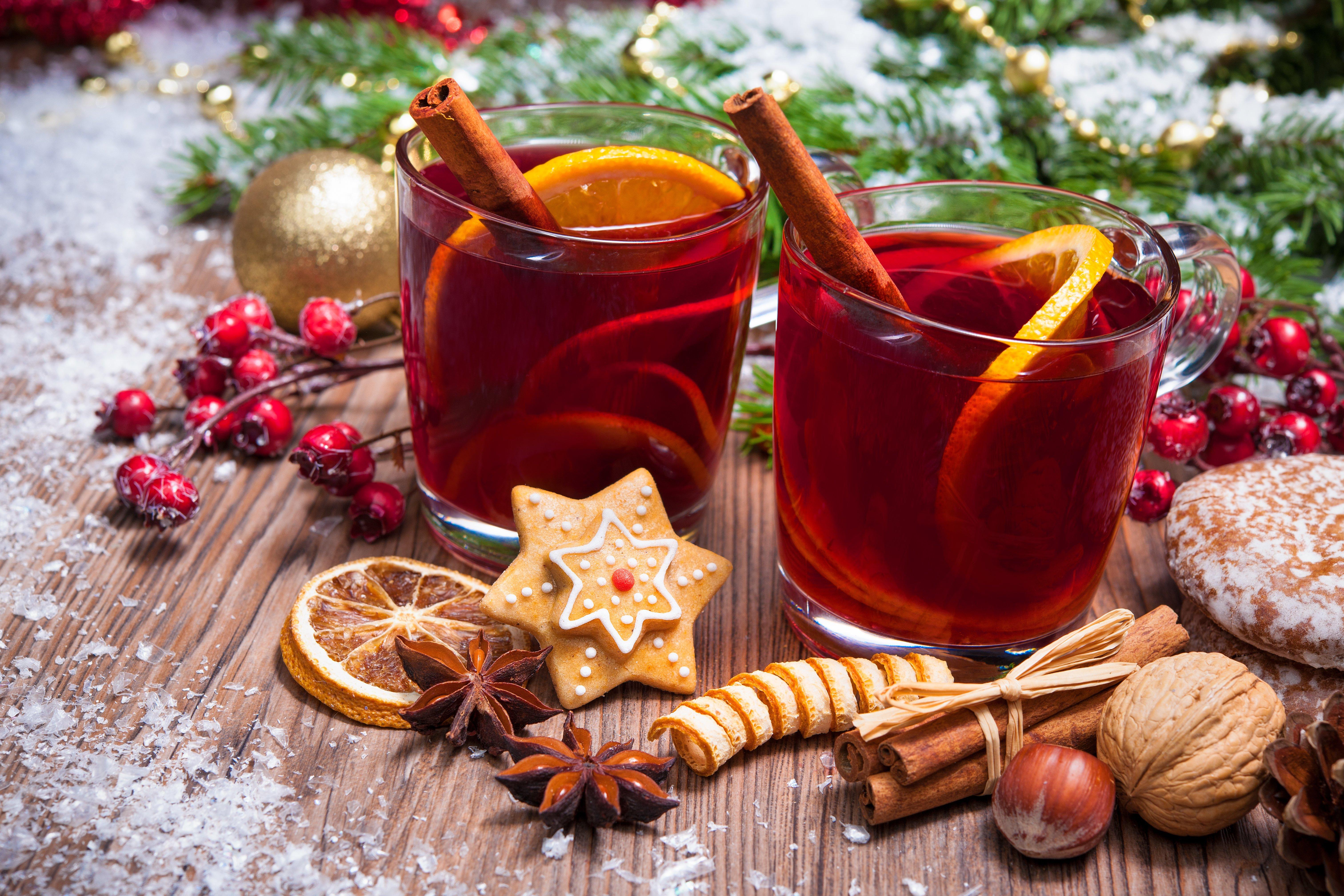 Mulled_wine_with_gingerbread_and_christmas_decorations