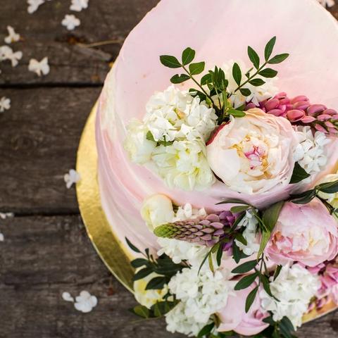 Pink-cake-with-flowers