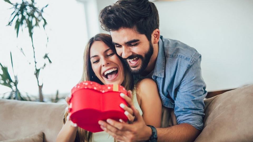Romantic-birthday-gift-between-couple