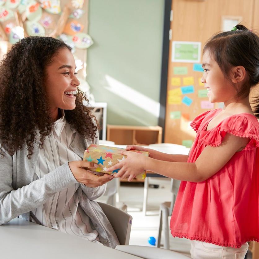 Teacher_receiving_gift