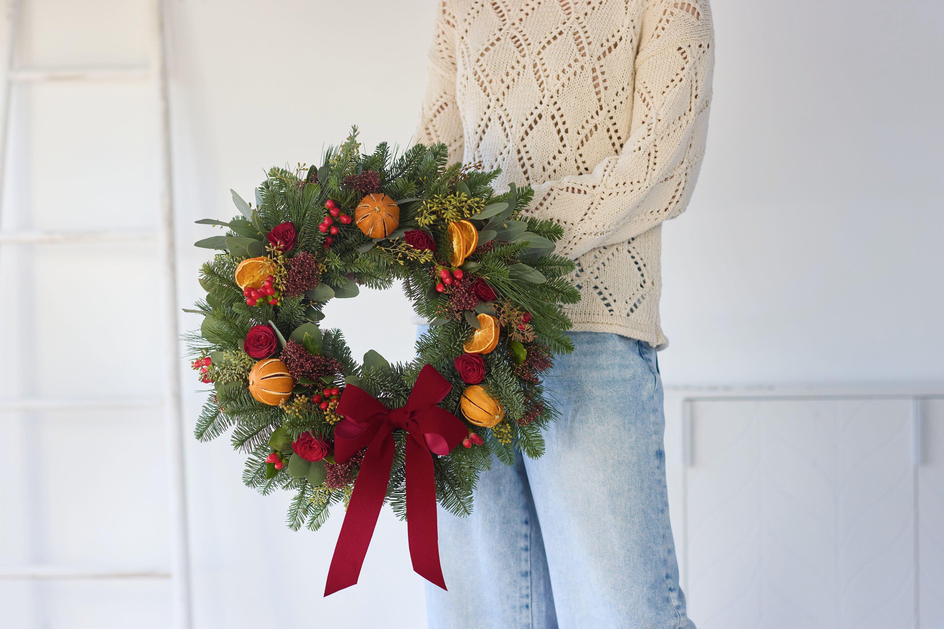 Traditional Christmas Wreath-Interflora270125-XCWR0100(MAIN)