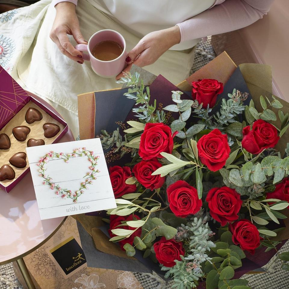 Valentine's Sweetheart Dozen Large-headed Red Roses Gift Set