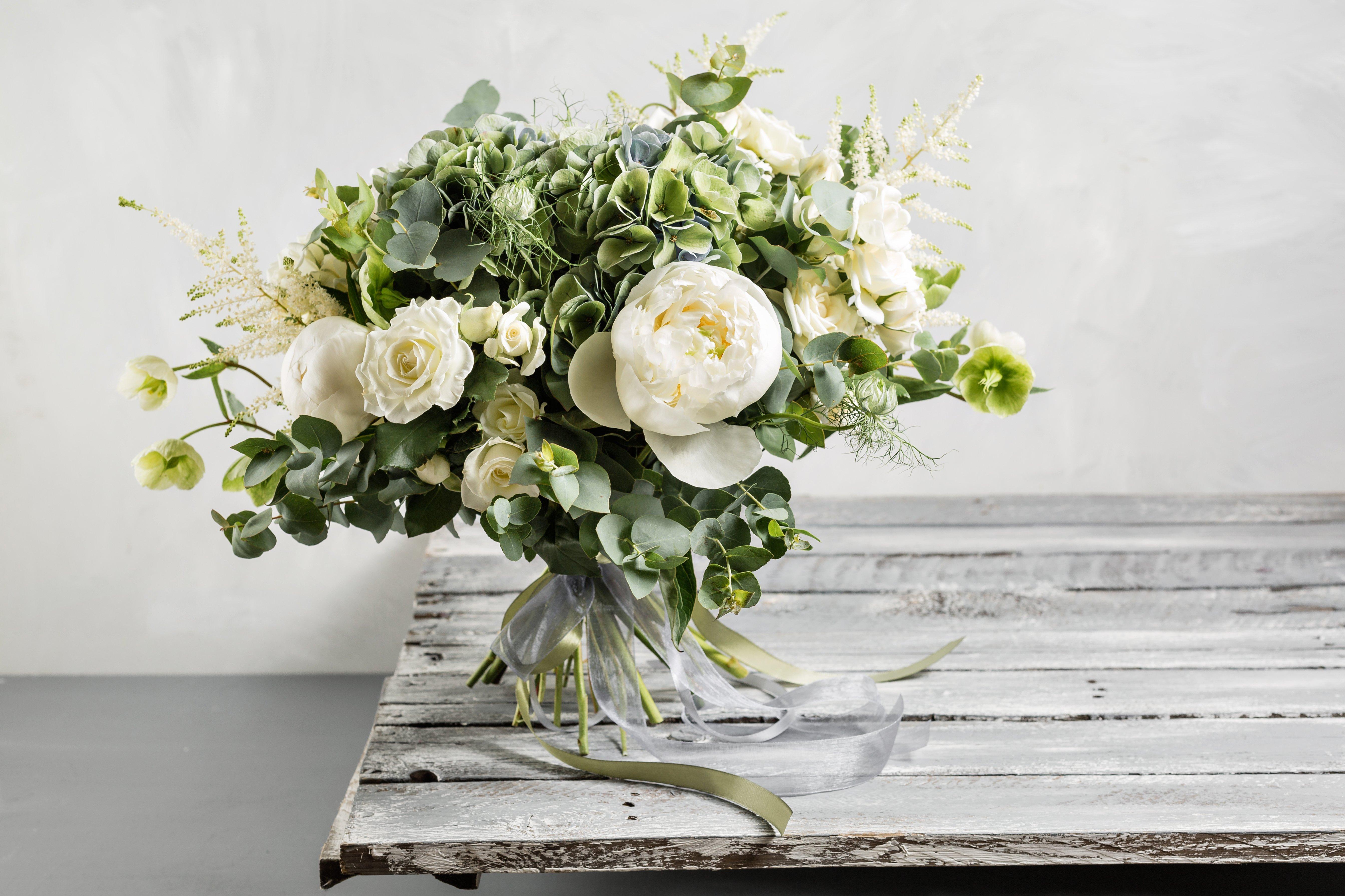 White_rose_bouquet_with_gold_ribbon
