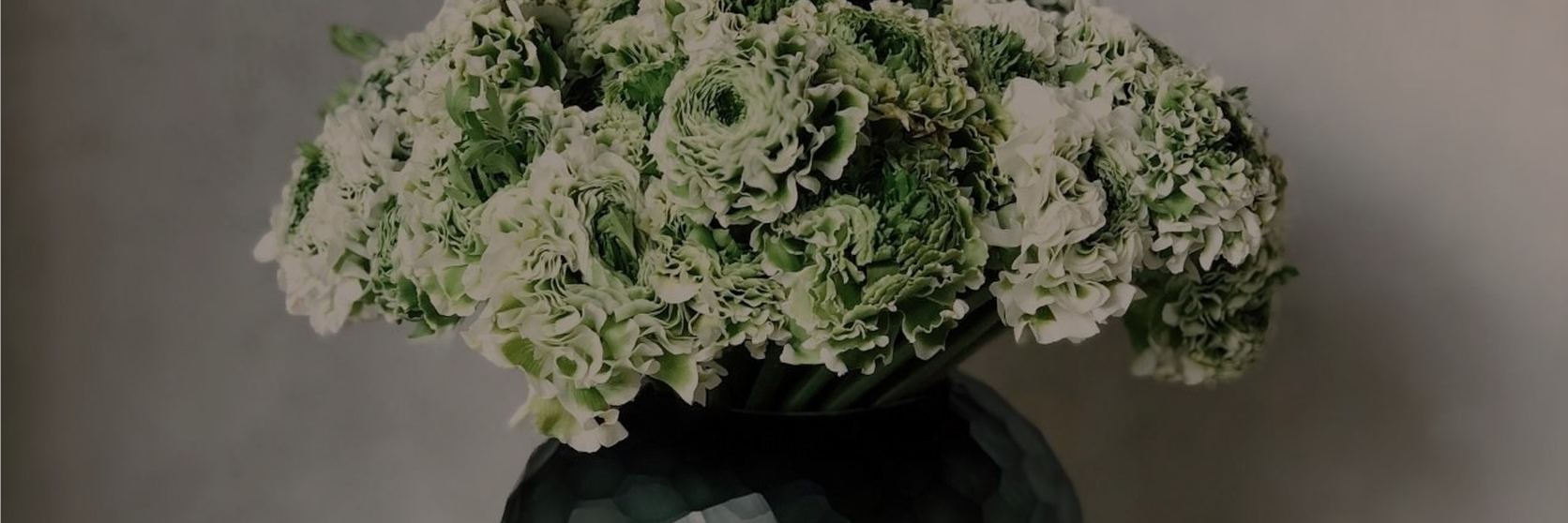arrangement-green-vase-green-flowers