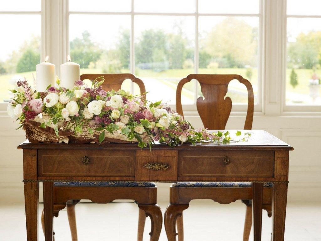 arrangement-on-signing-table