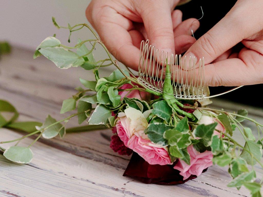 attaching-flowers-to-floral-comb