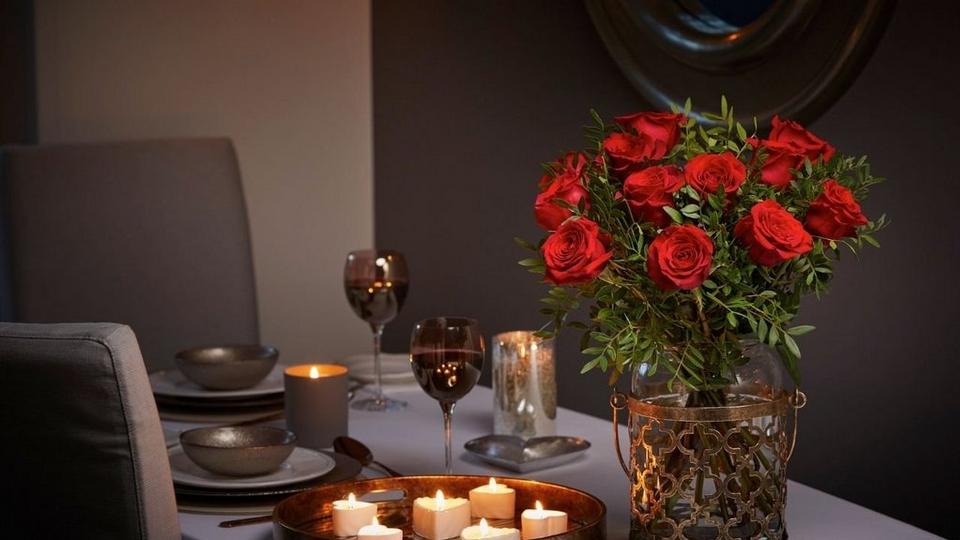 bouquet-red-roses-romantic-dinner-table