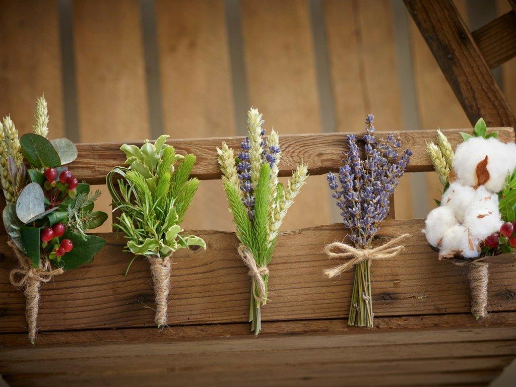 buttonholes-berries-rustic-lavender-flowers