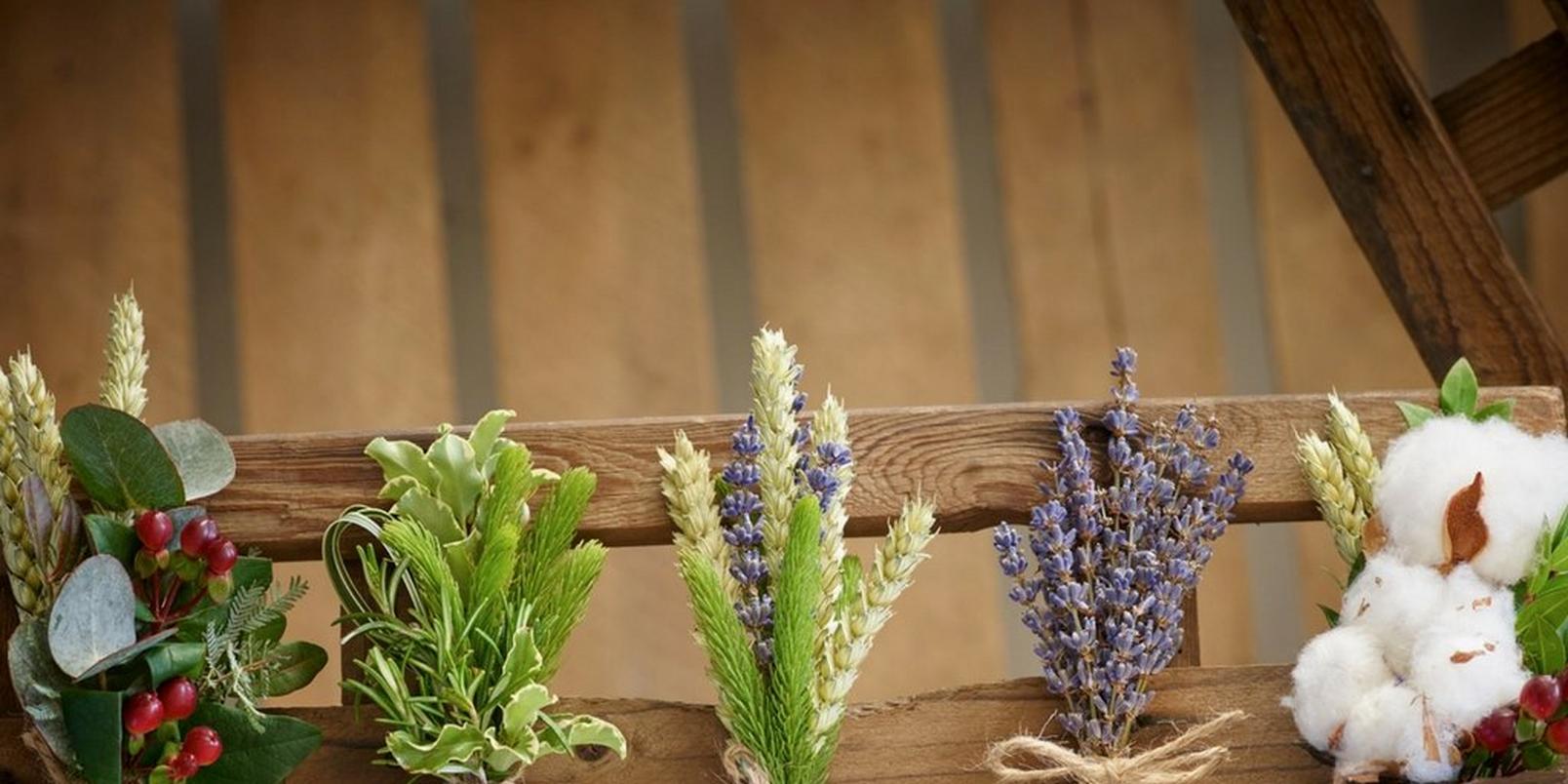 buttonholes-berries-rustic-lavender-flowers