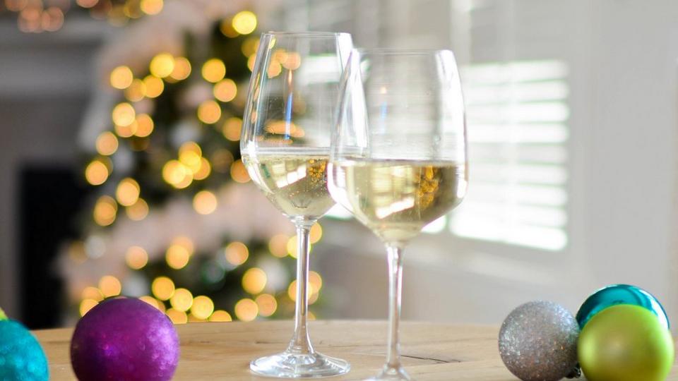 christmas-drinks-baubles