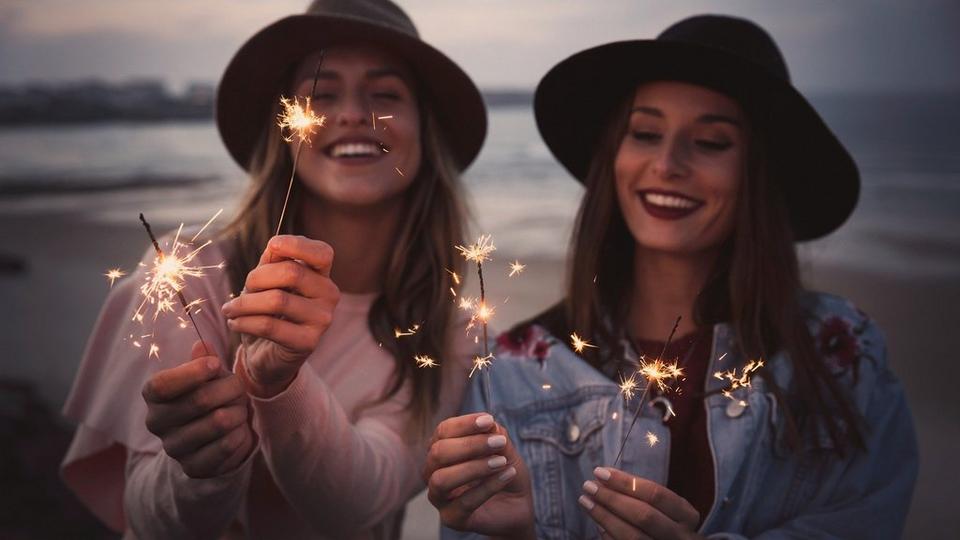christmas-friends-sparklers