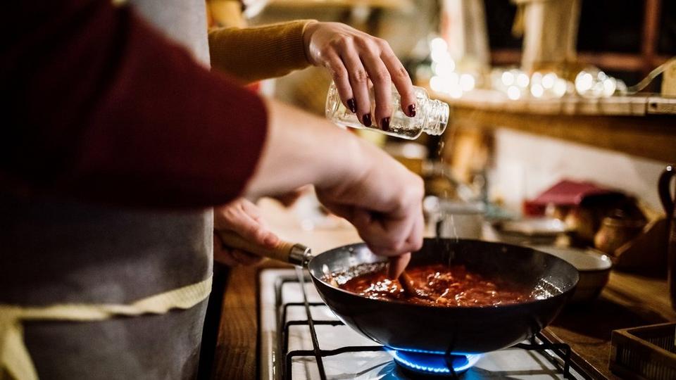 couple-cooking
