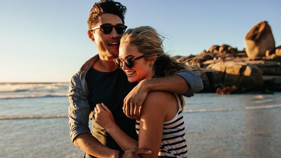 couple-laughing-together-seaside