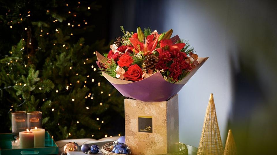 festive-flower-bouquet-with-christmas-tree_1