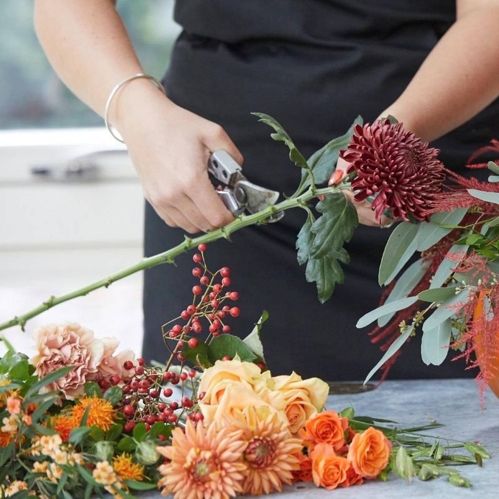 florist-cutting-stems-to-size