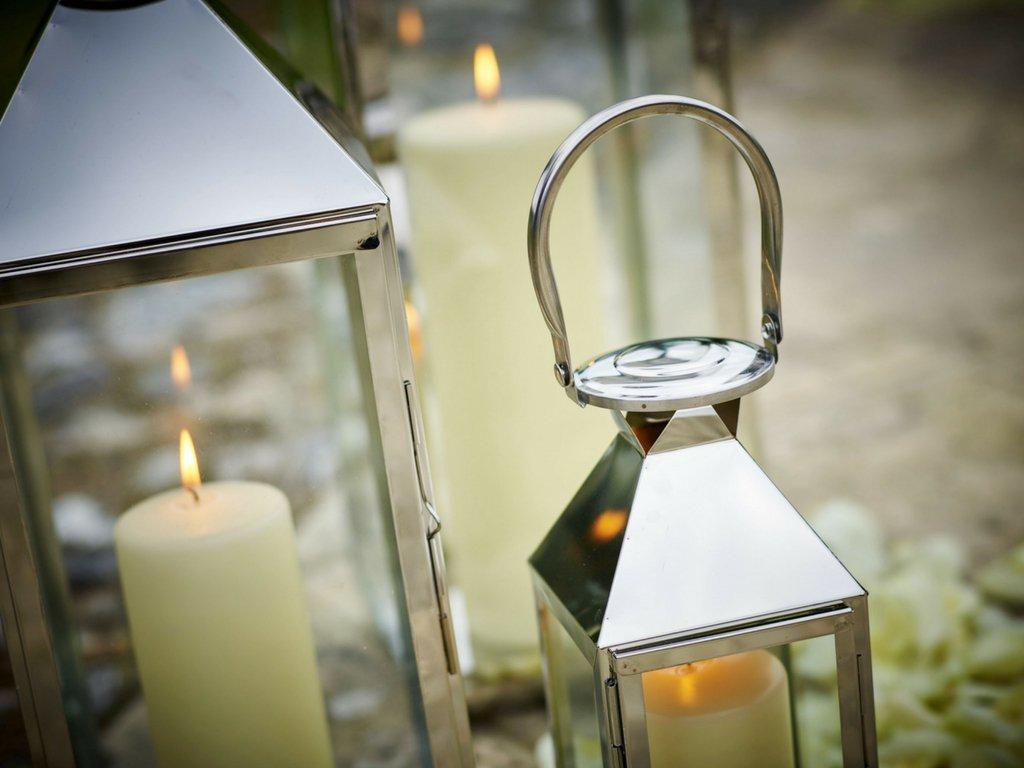 garden-party-lighting-candles