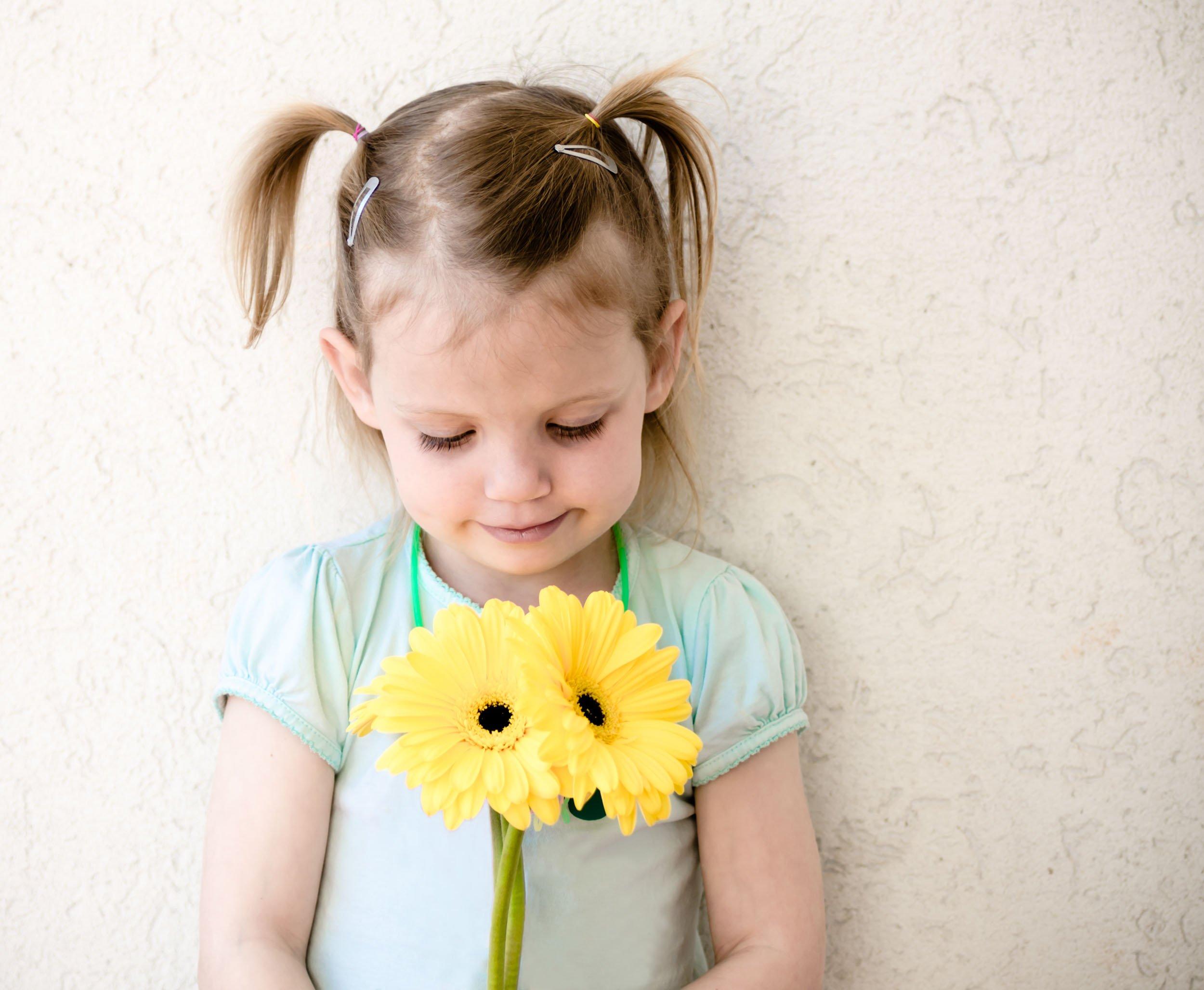 gerbera-yellow-child