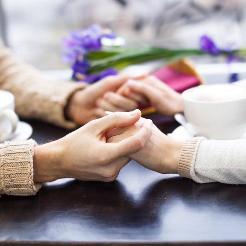 holding-hands-over-coffe
