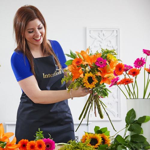 interflora-florist-creating-bouquet-MDLFHTB1