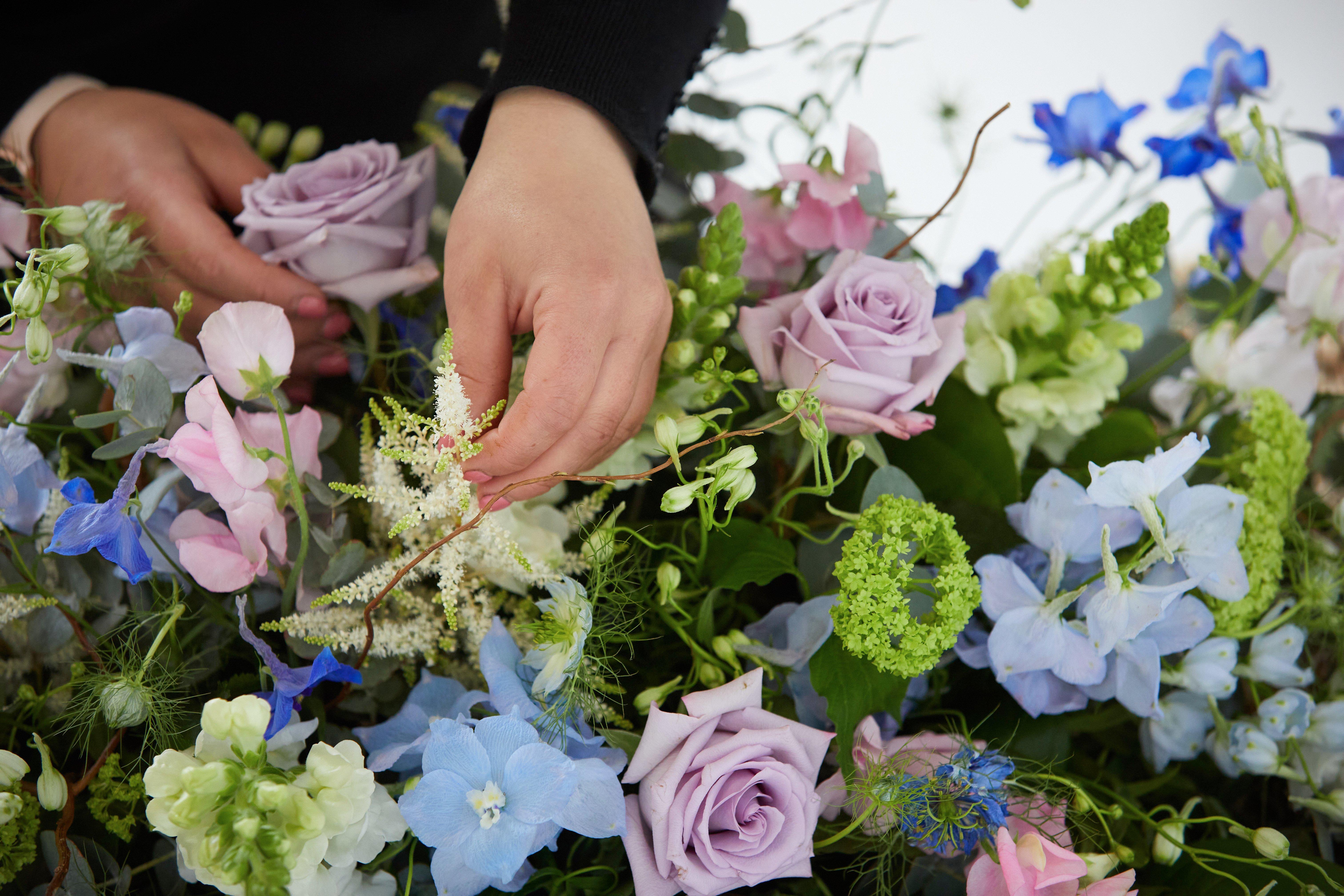 interflora-florist-creating-funeral-tribute