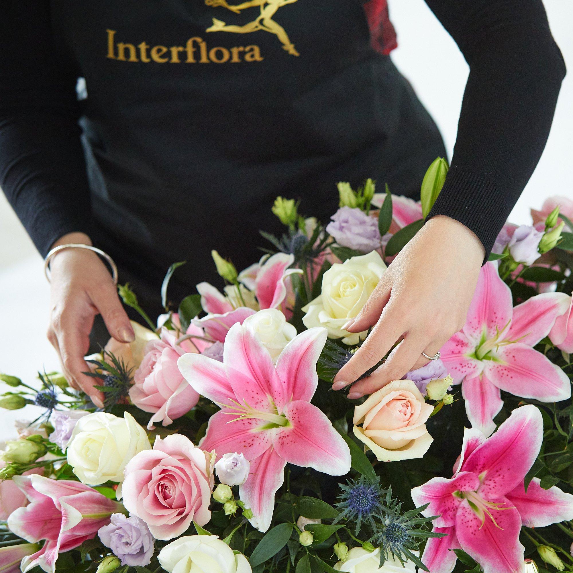 interflora-florist-creating-funeral-tribute-3
