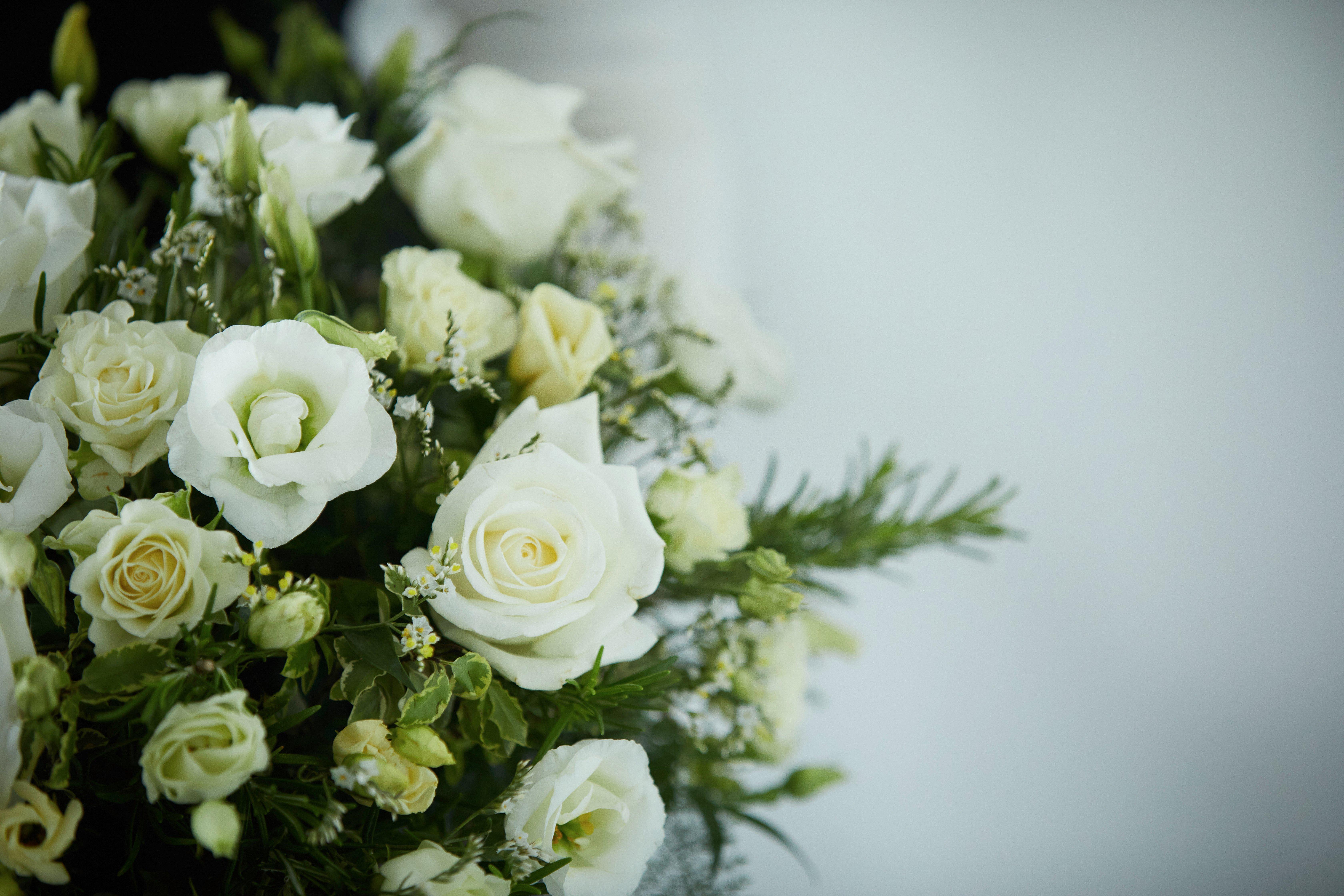 interflora-funeral-posy-white-cream