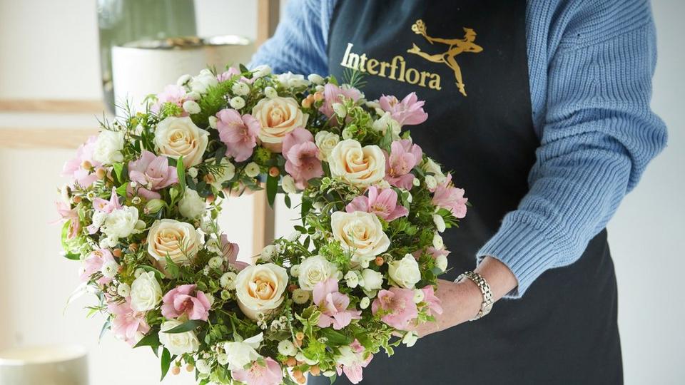 interflora-funeral-wreath-pastels