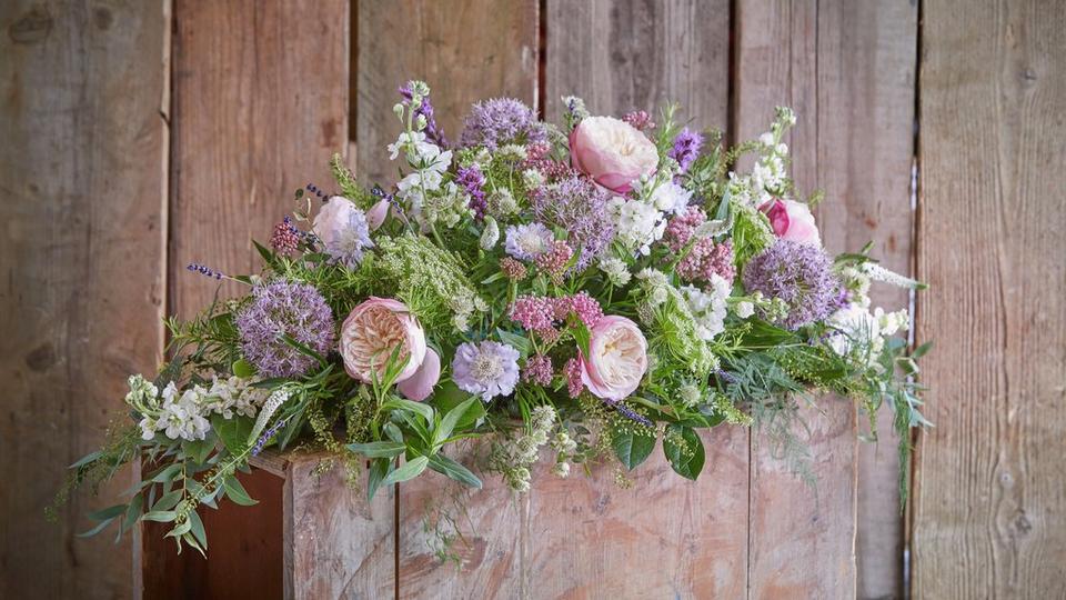 interflora-teardrop-tribute-pastel