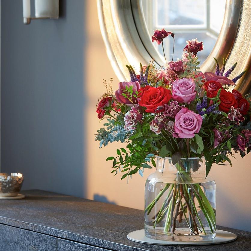 lifestyle_bouquet_blue_background