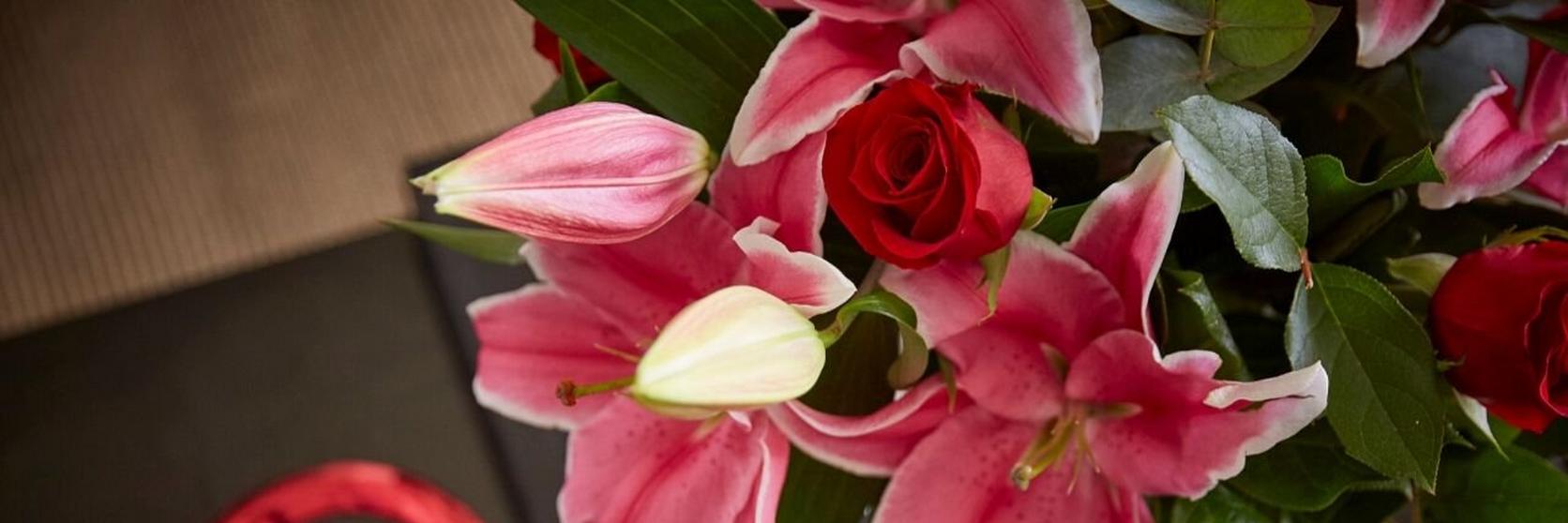 lilies-rose-pink-red-on-table