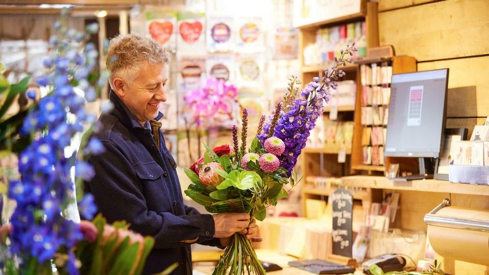 local-florist-arranging-flower-bouquet-purple-home