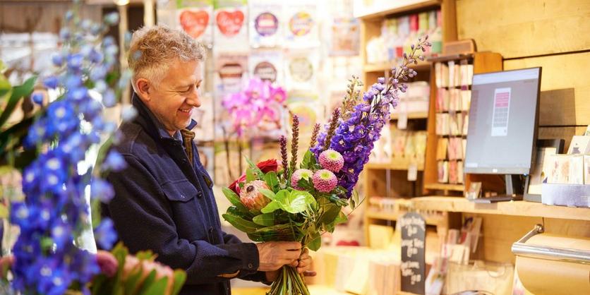 local-florist-arranging-flower-bouquet-purple-home