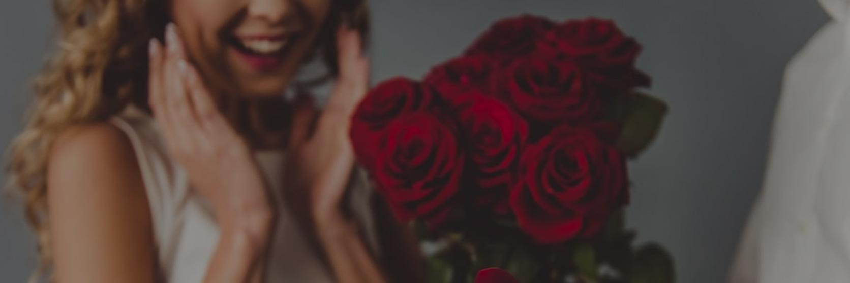 man-proposing-to-woman-red-roses-ring